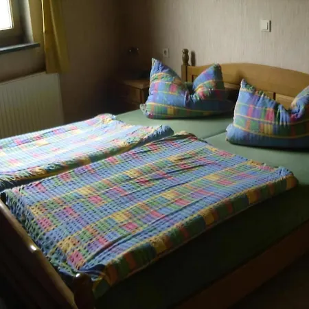 Mit Terrasse Und Parkplatz *